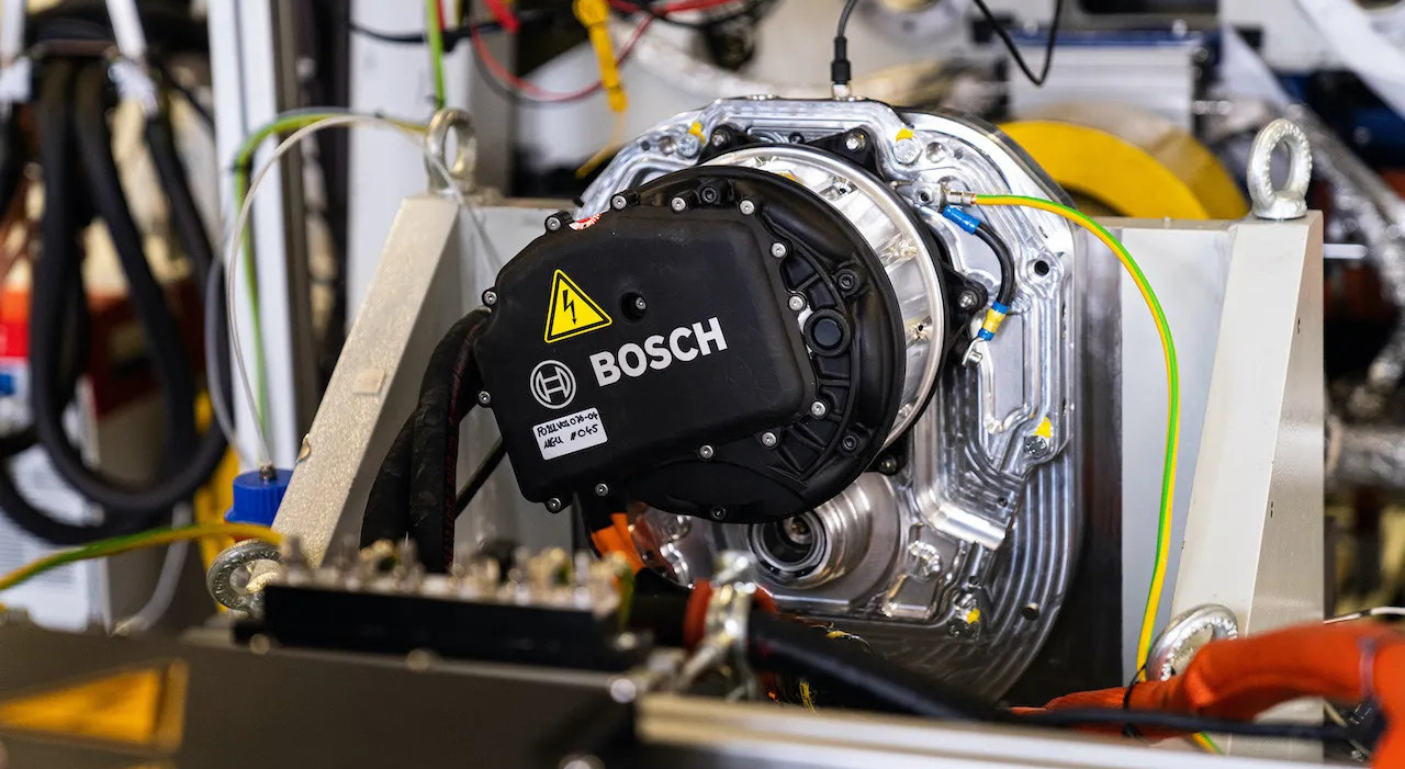 Bosch è anche il fornitore esclusivo del motore elettrico, dell inverter e della centralina ibrida, nonché del sistema di frenata elettrica, che è anche in grado di recuperare energia