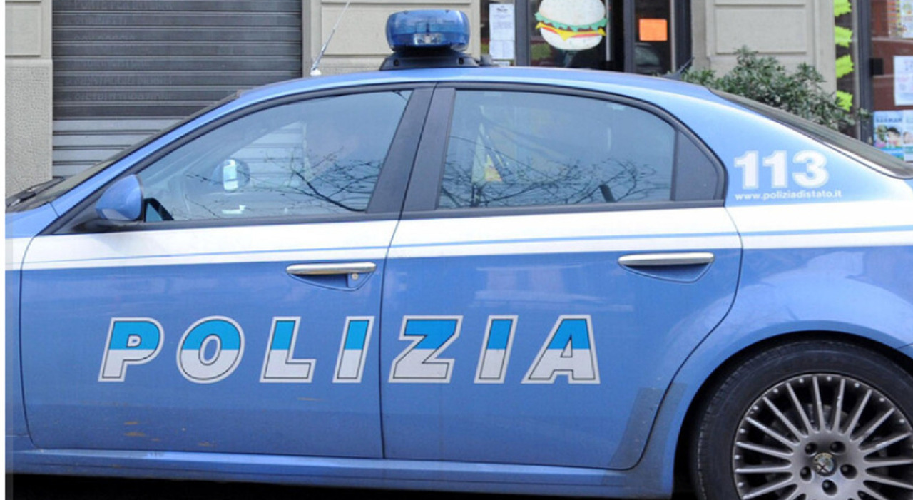 Donna si lancia dal tetto del palazzo con il figlio di 6 anni in braccio: morti entrambi, dramma a Rimini
