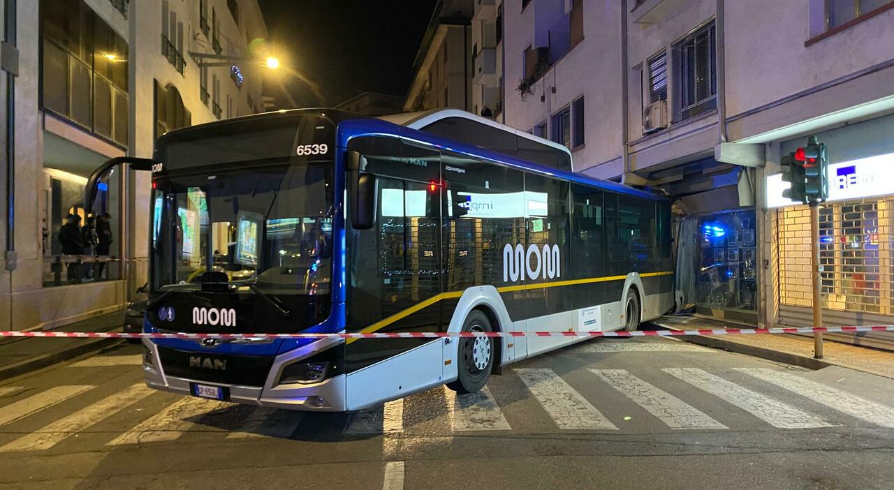 Autobus fuori controllo: urta un