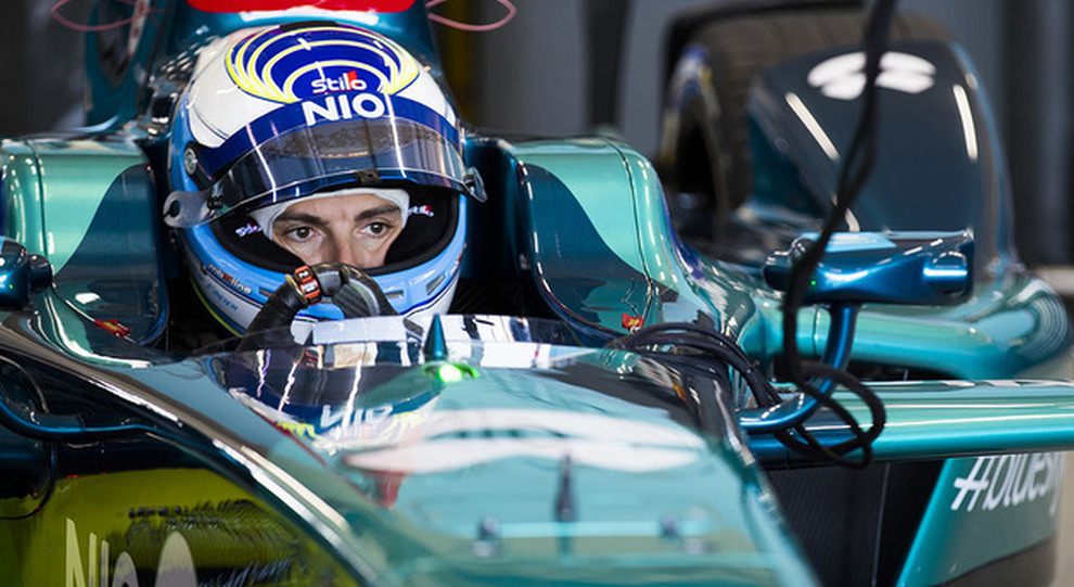 Un concentrato Luca Filippi al volante della Nio di Formula E durante i test a Valencia