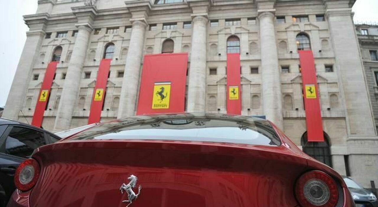 Una Ferrari davanti la borsa di Milano