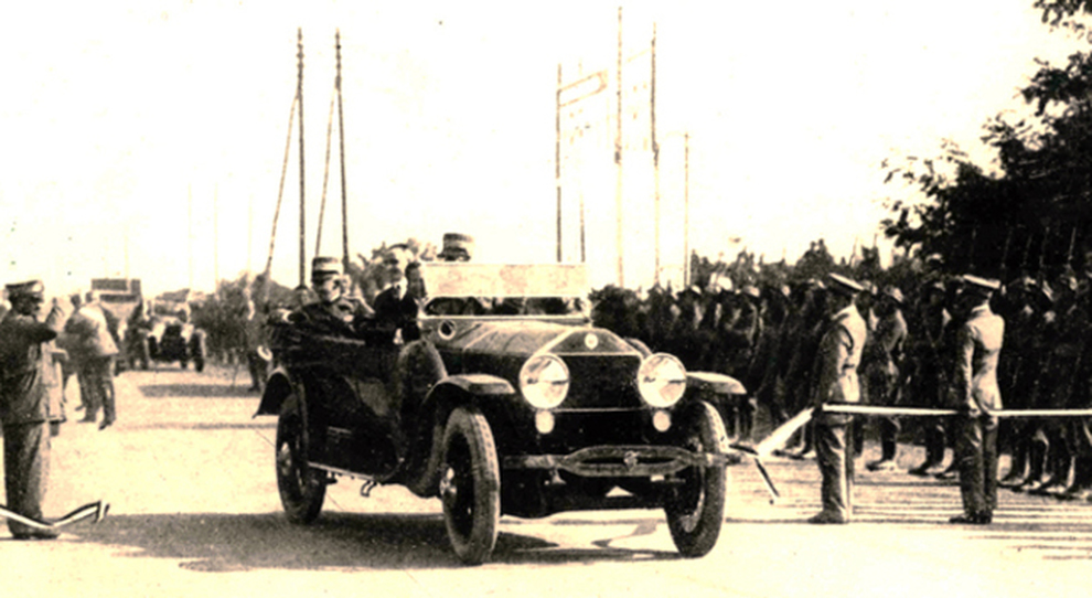 Il momento del taglio del nastro con il re d'Italia Vittorio Emanuele III che inaugura a bordo di una Lancia Trikappa il primo tronco della Milano-Laghi