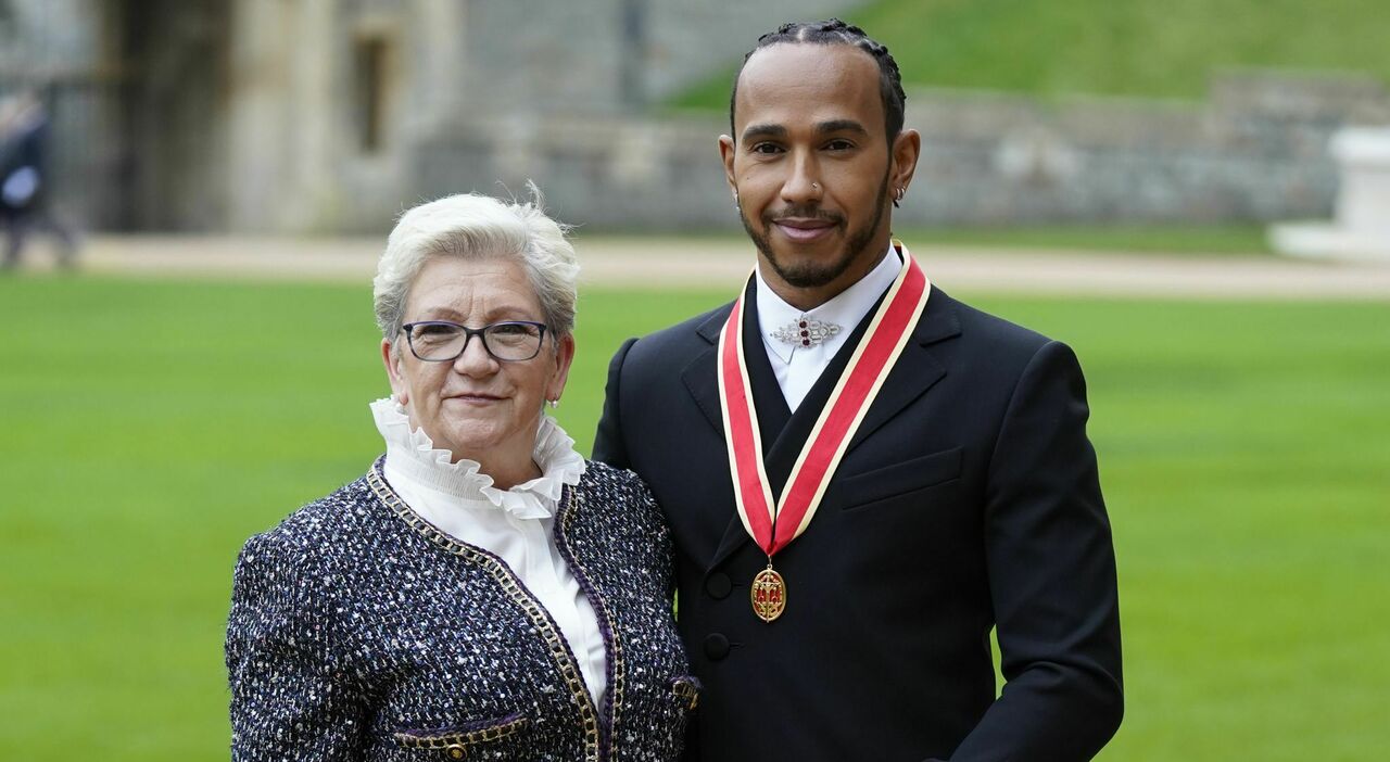 Lewis Hamilton insieme alla madre Carmen Larbalestier quando ha ricevuto il titolo di cavaliere dal principe Carlo al Castello di Windsor a dicembre