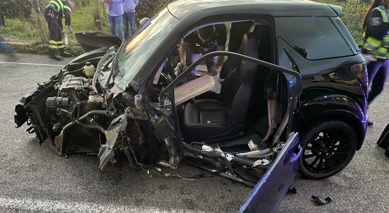 Un 16enne rimane gravemente ferito in uno scontro frontale tra una microcar e una Mercedes nei pressi di Roma.