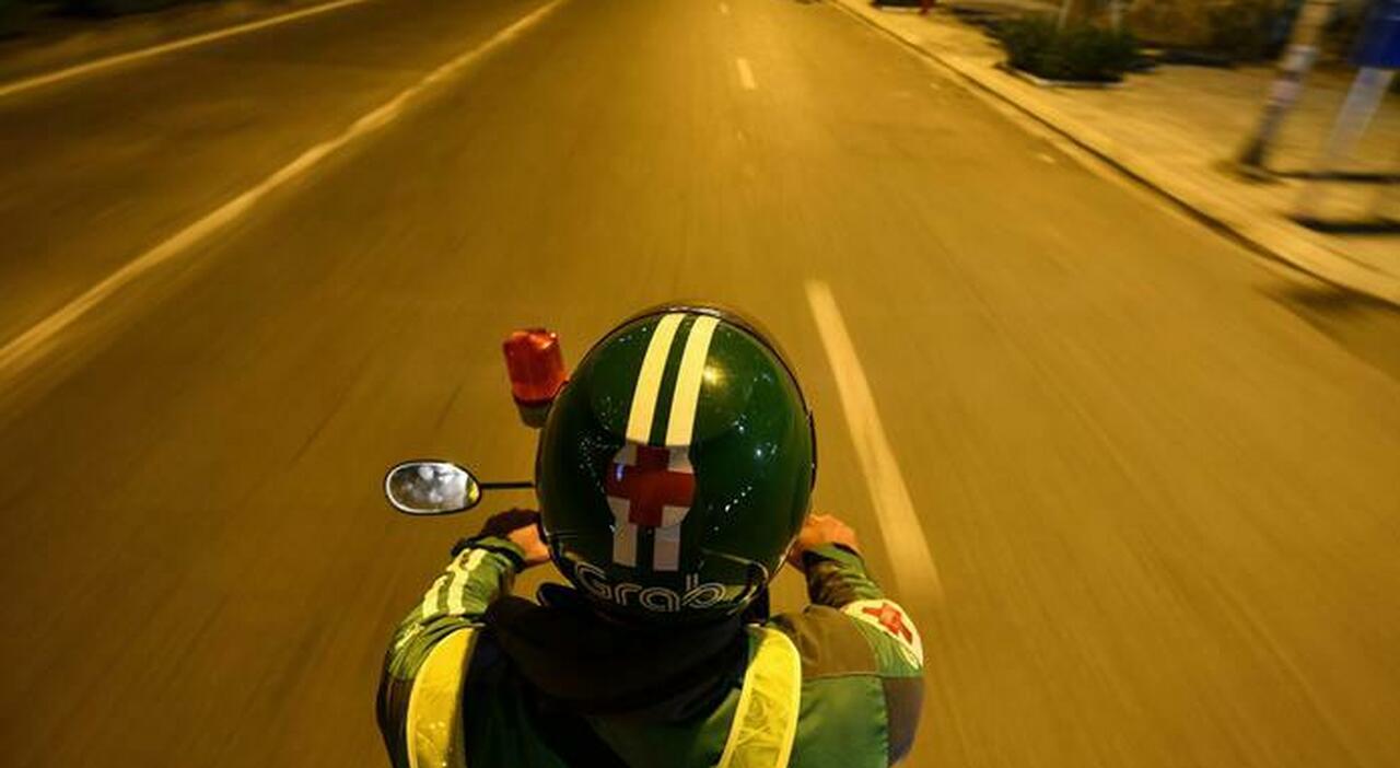Un frame di uno dei filmati dello youtuber genovese mentre infrange il codice della strada a bordo della sua moto a tutta velocità