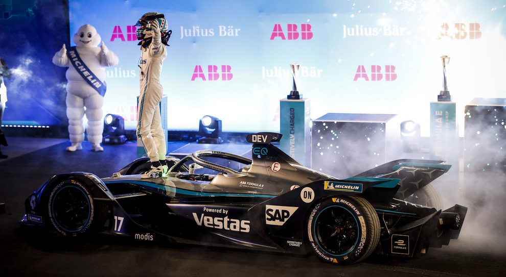 de Vries festeggia la vittoria nel primo EPrix della settima stagione in Arabia Saudita