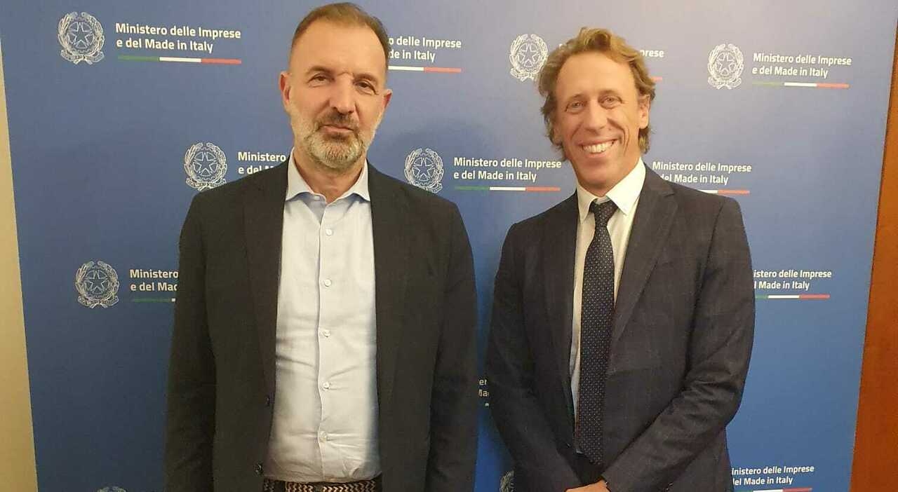 Da destra il presidente di Aniasa Alberto Viano con il Sottosegretario del Ministero delle Imprese e del Made in Italy Massimo Bitonci