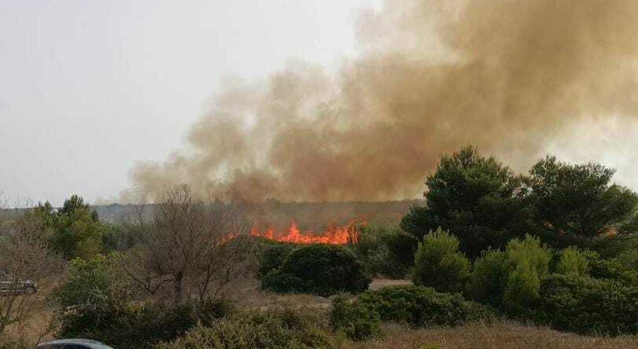 Salento, due grossi incendi sulla costa adriatica