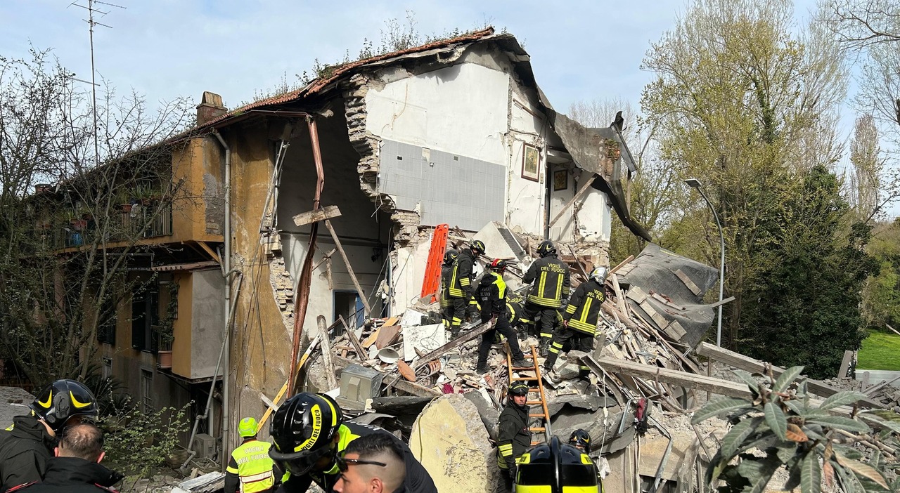 Palazzina esplosa a Roma: la fuga di gas nel b&b, il boato e il crollo. «Grave il turista, indagini sulle autorizzazioni». Cosa è successo