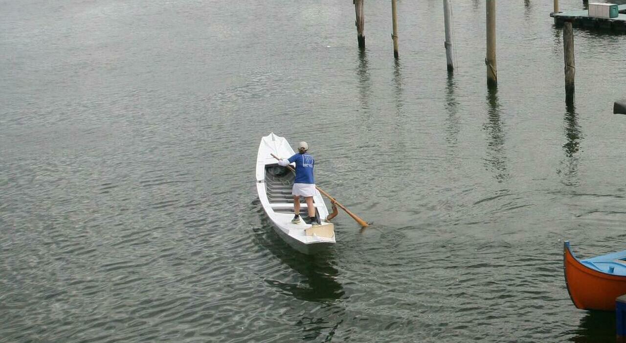 Canoa travolta, arrivano le scuse del conducente del barchino: «Sono stato io, ho avuto paura e sono scappato. Vi passo mamma»