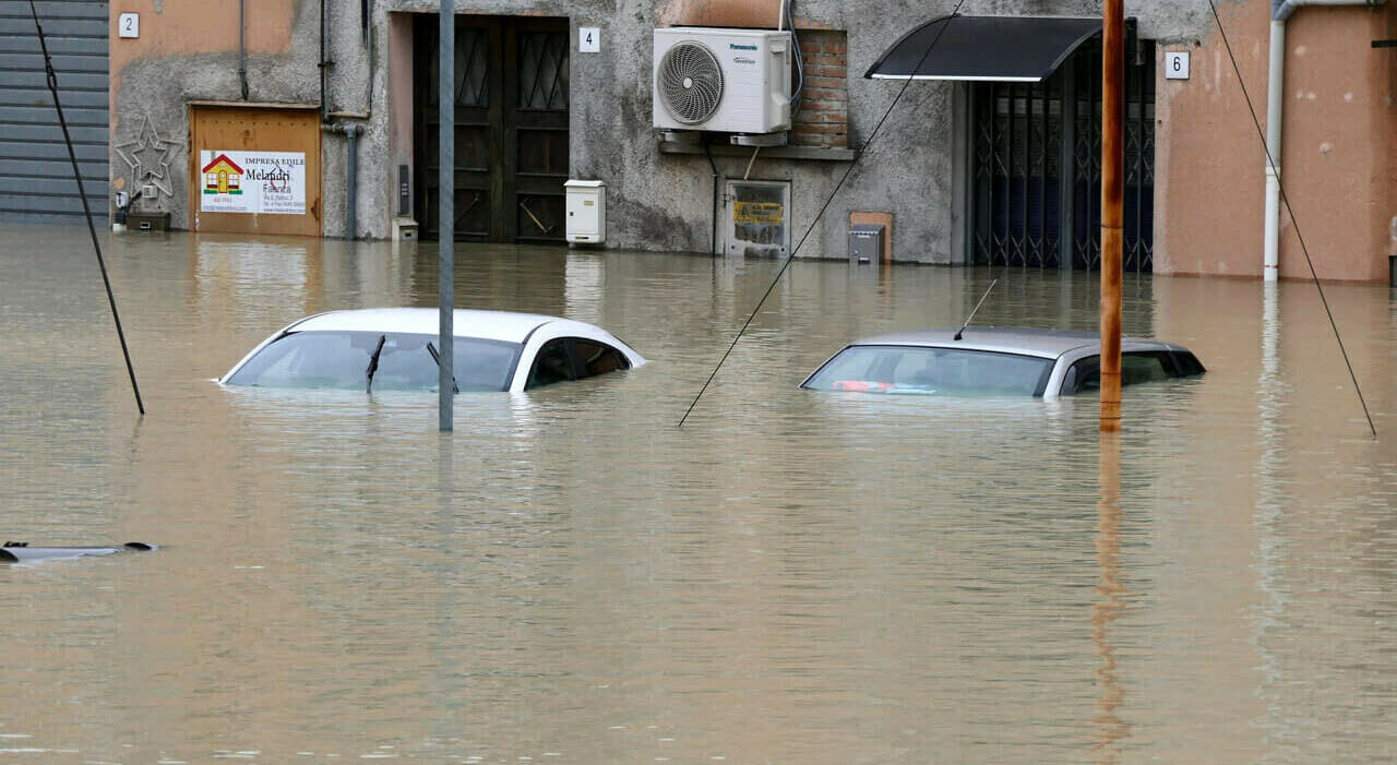 Due auto sommerse dall'acqua dopo l'alluvione in Romagna