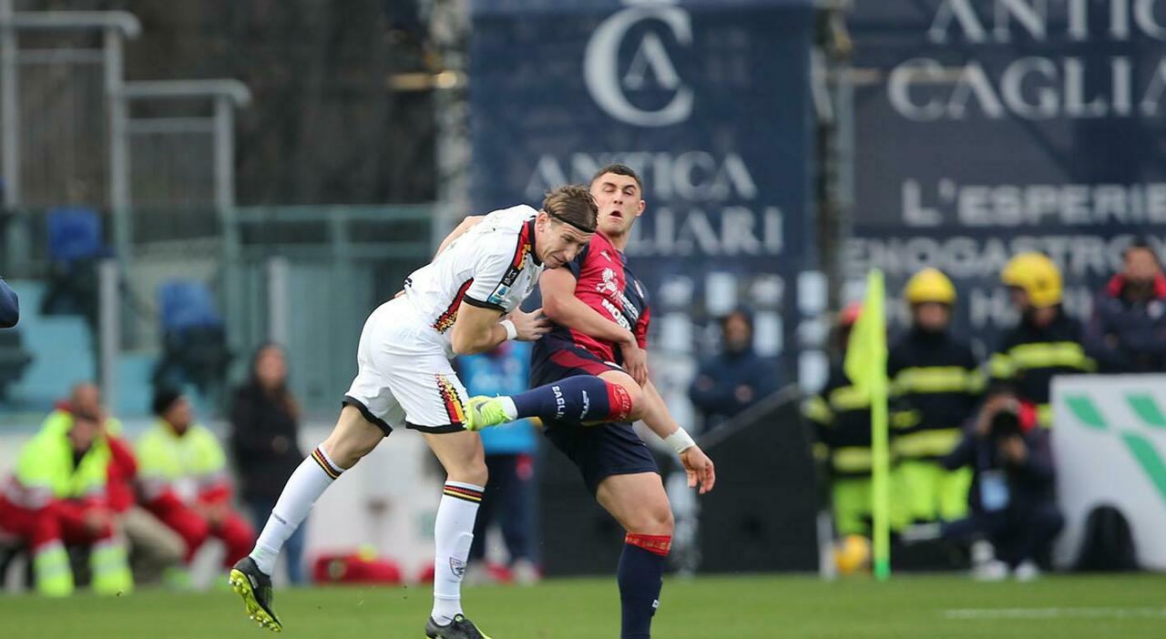 Cagliari Lecce diretta: i sardi la ribaltano e la chiudono. Espulso Rebic