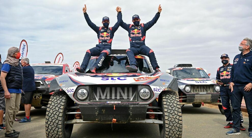 Peterhansel festeggia con suo nuovo copilota Édouard Boulanger il successo alla Dakar 2021