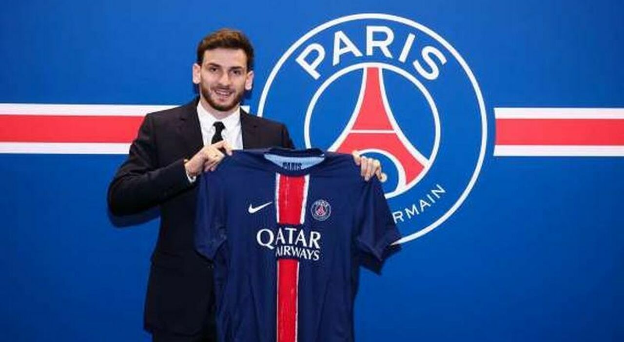 Calciomercato Napoli, Kvaratskhelia al Psg: «È un sogno essere qui a Parigi»