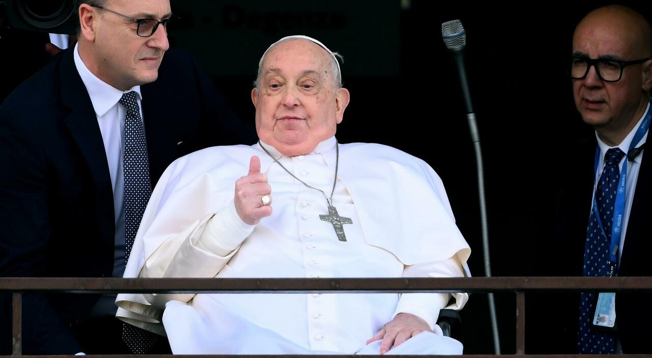 Papa Francesco riappare in pubblico: la voce flebile, il pollice alzato, il saluto (durato meno di un minuto), come sta dopo 38 giorni di ricovero