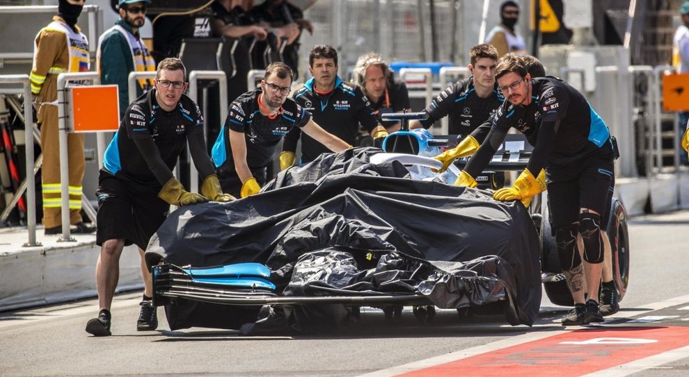 Formula 1, sospese le prove: tombino danneggia la Williams di Russel Video