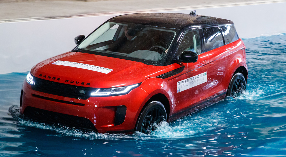 La nuova Ranger Rover Evoque a proprio agio anche in piscina