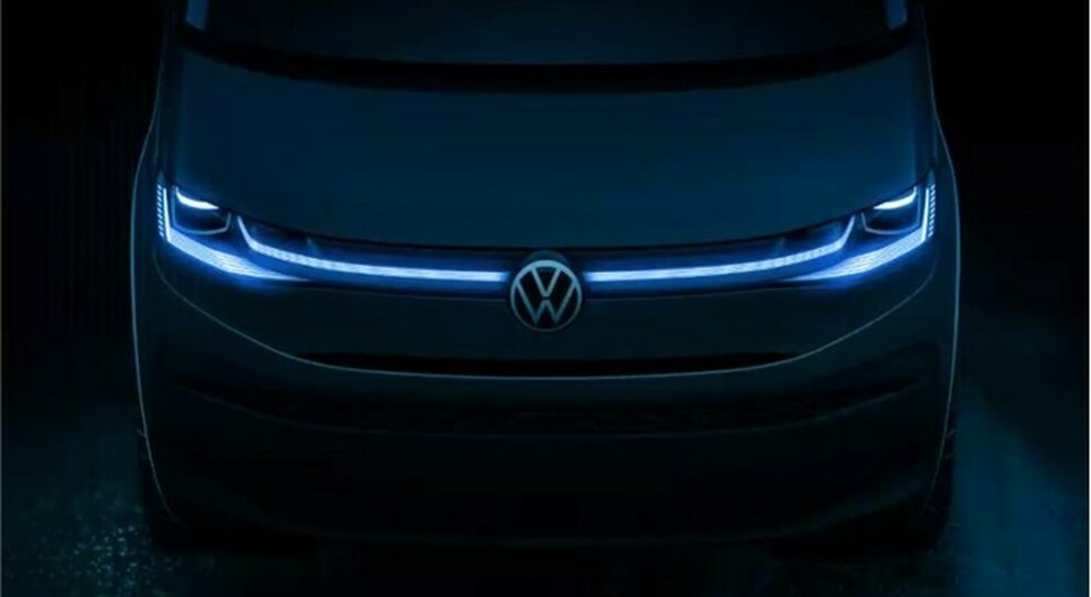 Volkswagen Multivan continua ad essere un icona nella categoria dei van. Un veicolo di culto da generazioni con il DNA originale del Bulli. ecco in anteprima il nuovo sguardo