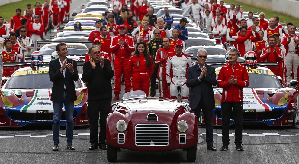 Sergio Marchionne, presidente della Ferrari e Piero Ferrari figlio del fondatore Enzo ai lati del primo modello del Cavallino la 125 S sulla pista del Mugello