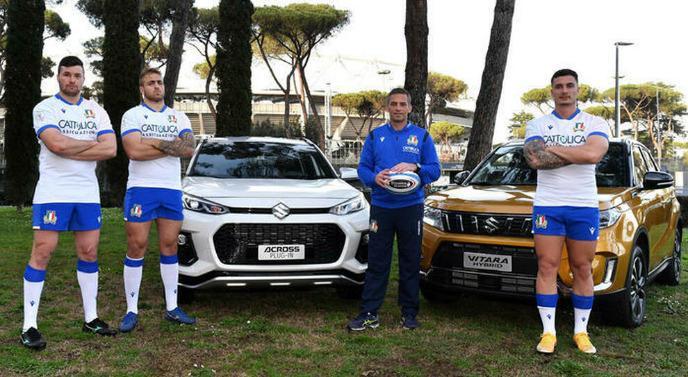 Le Suzuki Across e Vitara con il tecnico ed alcuni giocatori della nazionale italiana di rugby