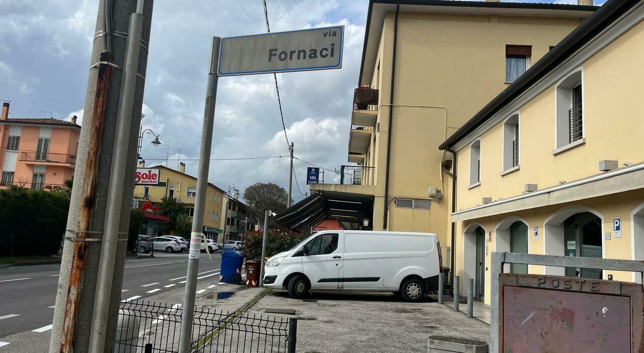 Anziano aggredito davanti al supermercato: «Un ragazzino mi ha colpito alla spalla». L