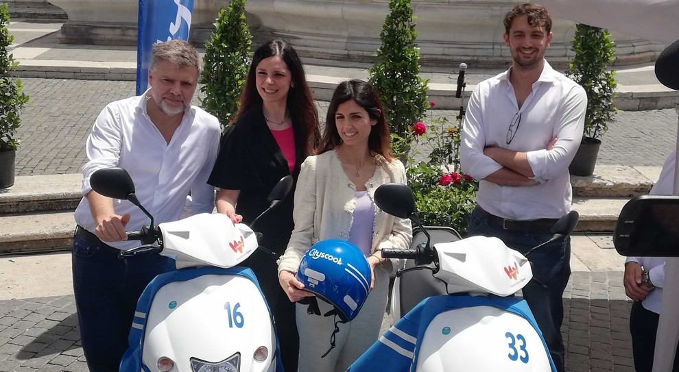 La sindaca di Roma Virgina Raggi, con Gianni Galluccio, General Manager di Cityscoot Italia e l'assessora Linda Meleo