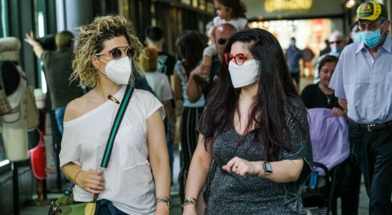 Какие маски носят в Италии. Кадры с улиц Италии, носят ли маски. Как носится итальянская маска.