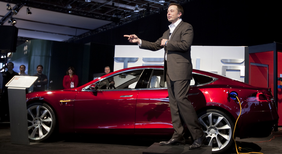 Elon Musk con la Tesla Model 3