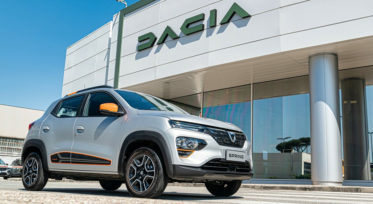 La nuova Spring davanti ad un dealer Dacia con la nuova identità grafica