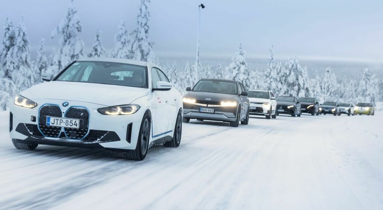 Gli otto modelli elettrici che hanno percorso oltre 35.000 km tra nevi e ghiacci. In rigido ordine alfabetico: BMW i4, Hyundai Ioniq 5, Kia Niro EV, Mercedes EQE, Nissan Ariya, Renault Mégane, Toyota bZ4X e Volkswagen ID.Buzz