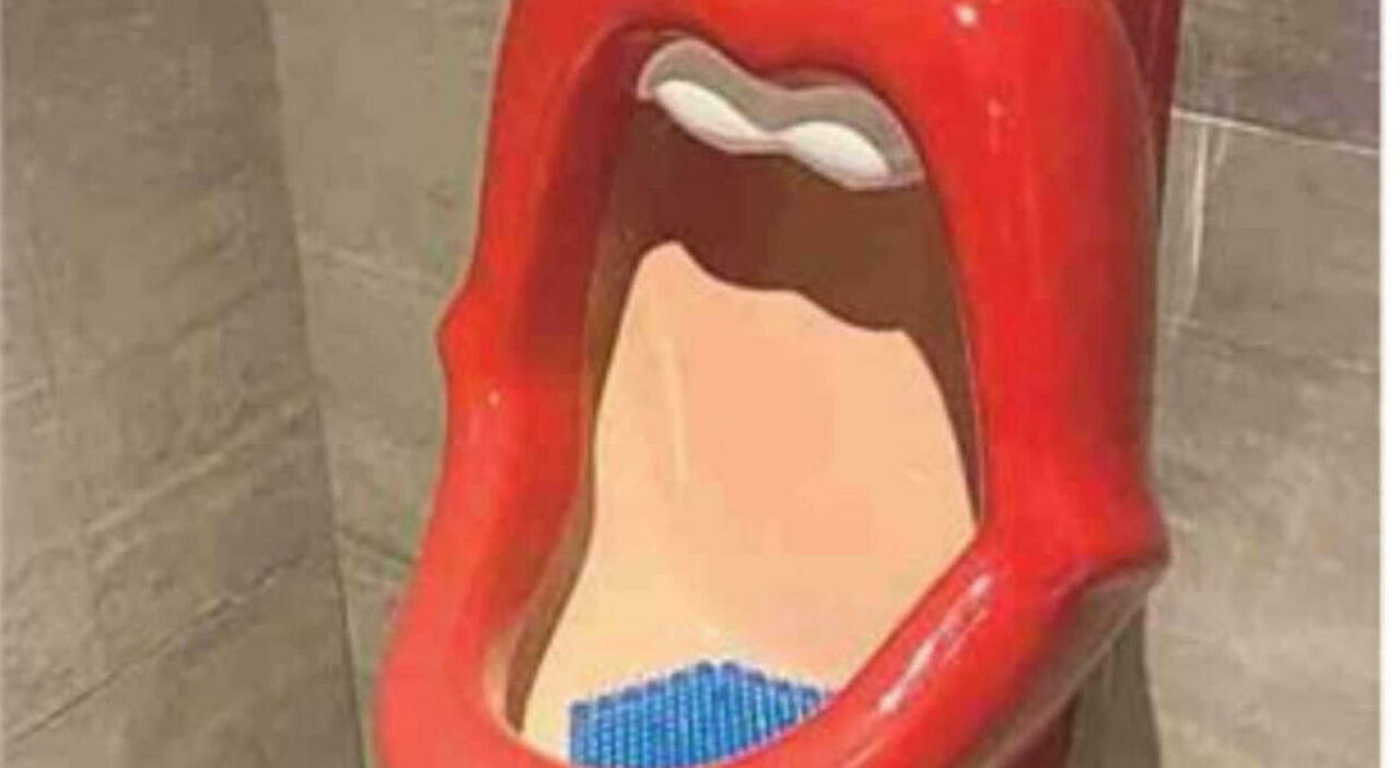 Toilet mouth. Унитаз в виде женского рта. Необычные писсуары в виде женских ног.