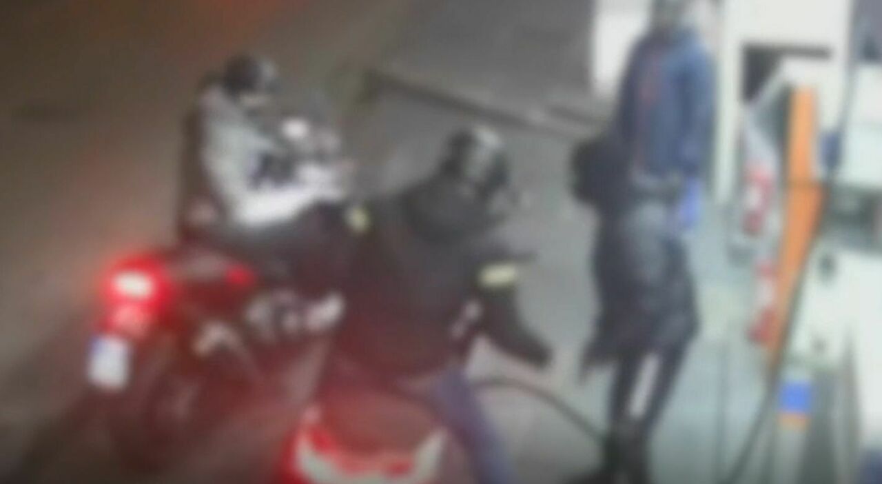 Assalto chocante em um posto de gasolina em Nápoles: menino de 17 anos capturado e baleado