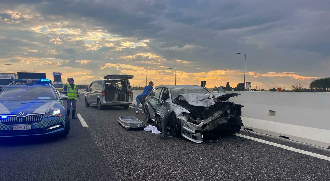 Auto si infila sotto un camion in A4: papà e figlio morti sul colpo. Avevano 65 e 40 anni