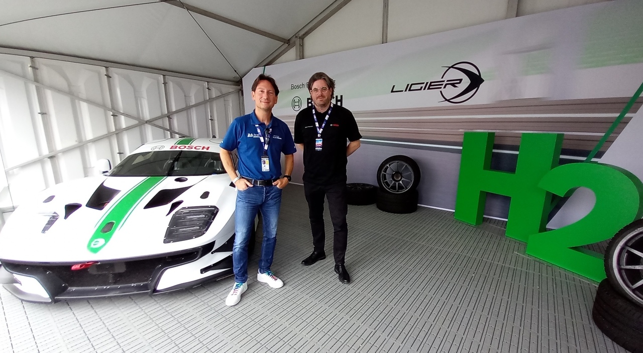 I manager Bosch Lionel Martin e Tobias Knorsch all'H2 Village della 24h di Le Mans