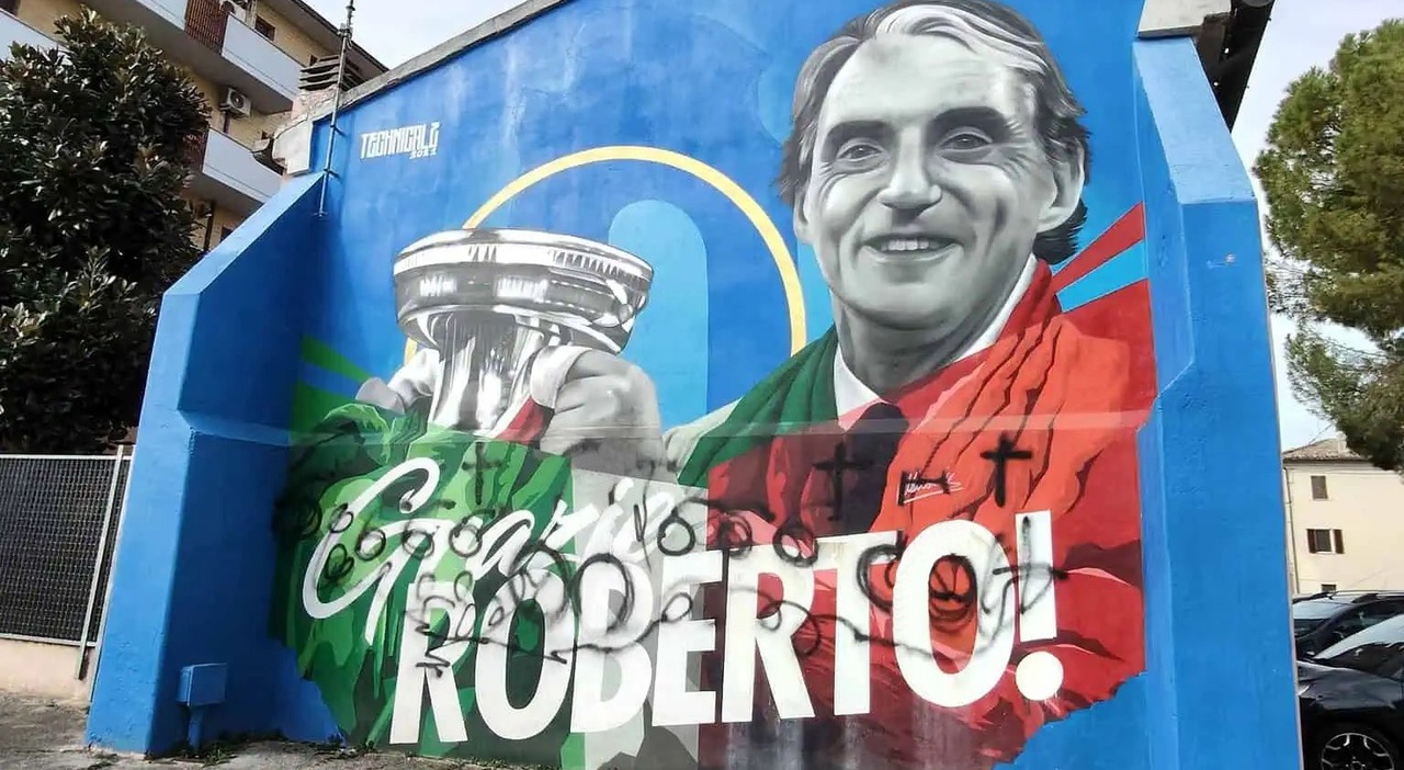 Jesi, disegni osceni e simboli satanici: imbrattato il murale di Roberto Mancini realizzato dopo la vittoria agli Europei. Non è la prima volta ?Gli indizi