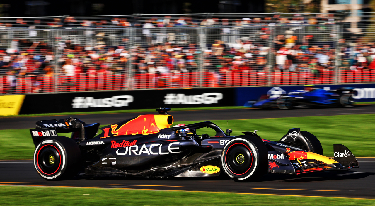 F1 GP Australia diretta: Verstappen tenta la fuga, ma deve guardarsi dalle Mercedes. Ferrari punta al podio