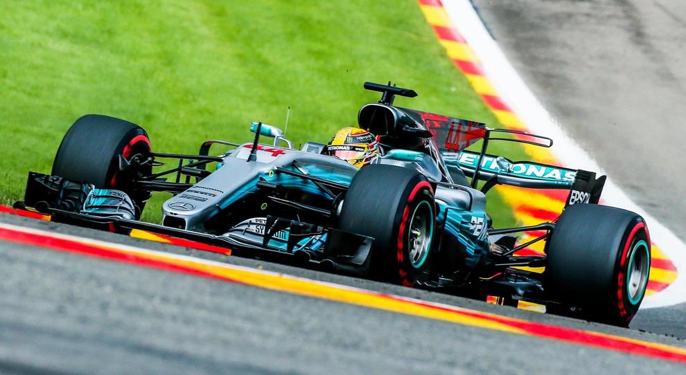 Lewis Hamilton alla mitica Eau Rouge di Spa con la sua Mercedes