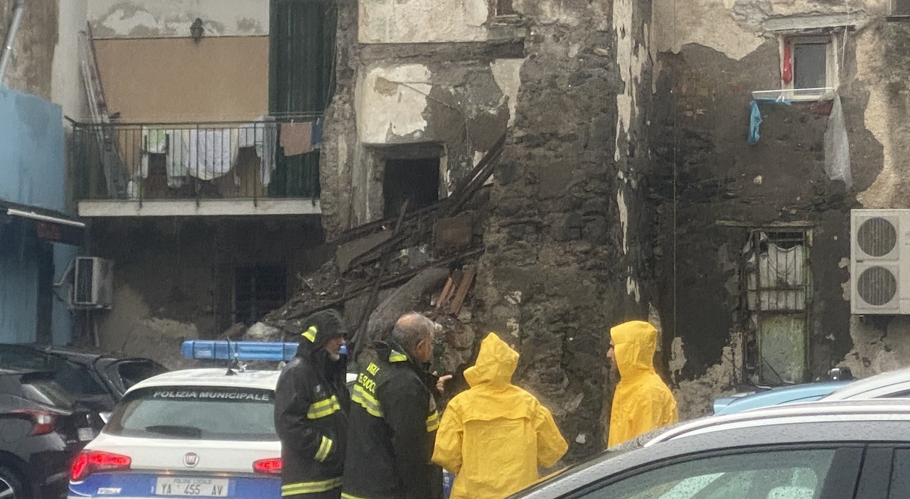 Torre del Greco, crollo di un palazzo per il maltempo: evacuazione in corso per le famiglie