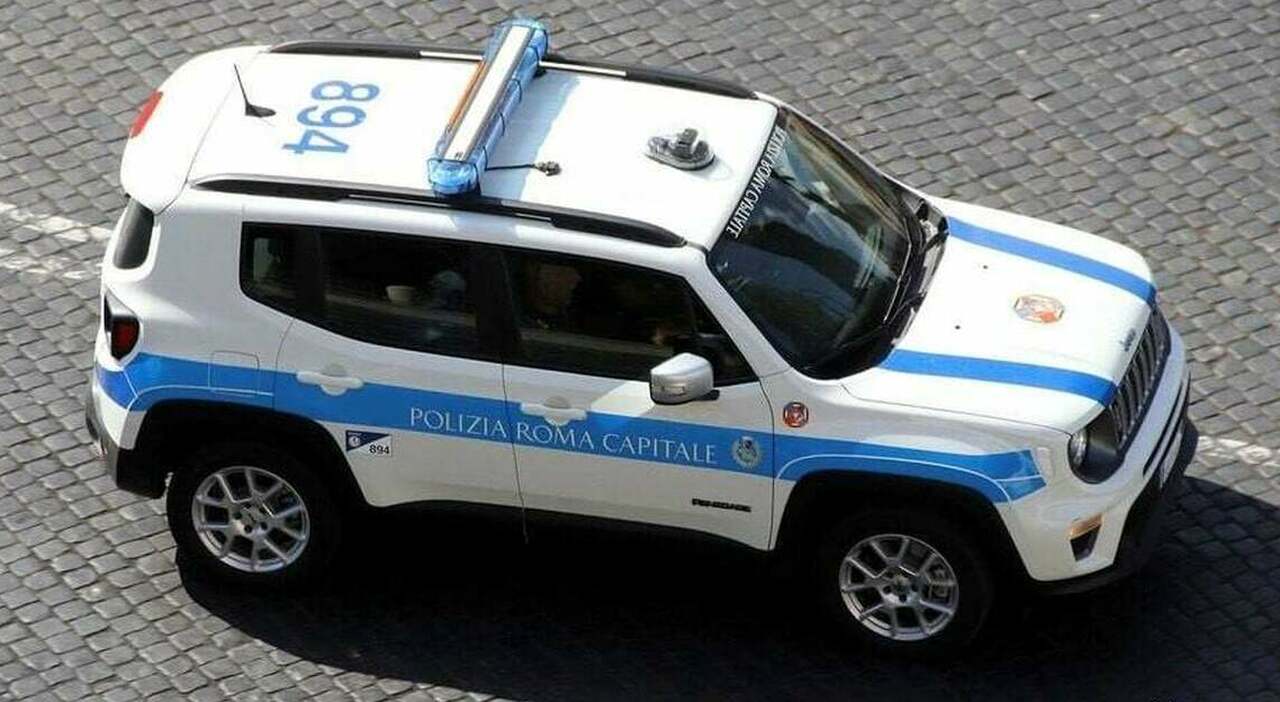 Jeep Renegade 4xe con la divisa della Polizia di Roma Capitale