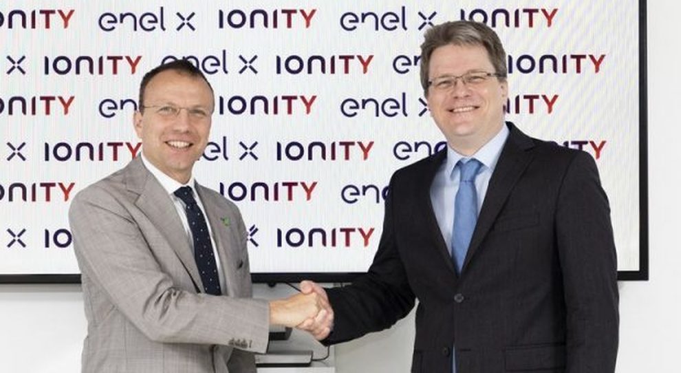 Francesco Venturini (a sinistra), responsabile di Enel X stringe la mano a Marcus Groll, Chief Operating Officer di Ionity