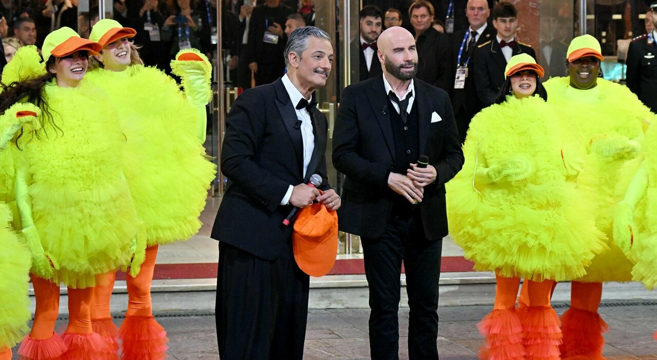 Fiorello erhält den goldenen Tapir für den Tanz mit John Travolta bei Sanremo