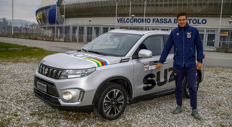 La consegna della Suzuki Vitara a Filippo Ganna davanti del Velodromo di Montichiari, in provincia di Brescia,