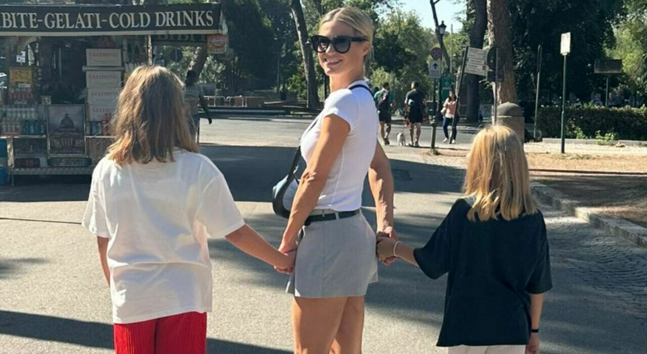 Michelle Hunziker a passeggio con le figlie al parco: «Cosa ci fa a Roma?»