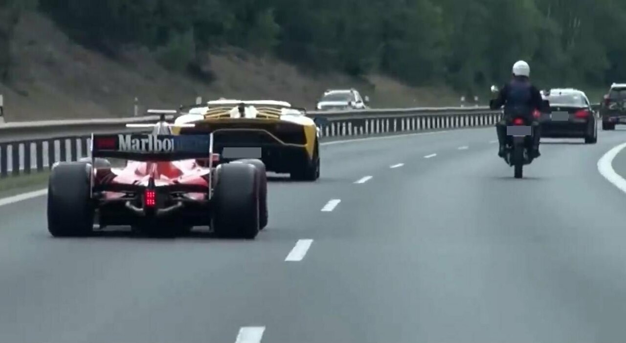 Repubblica Ceca, Ferrari da Formula 1 appare in autostrada: caccia al misterioso pilota