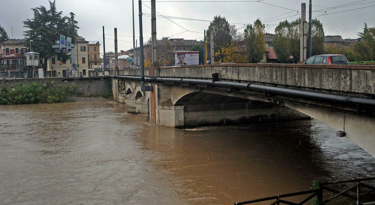 Maltempo, Bacchiglione a livello di guardia: allagamenti in tutta la città, circolazione dei treni sospesa tra Vicenza e Padova