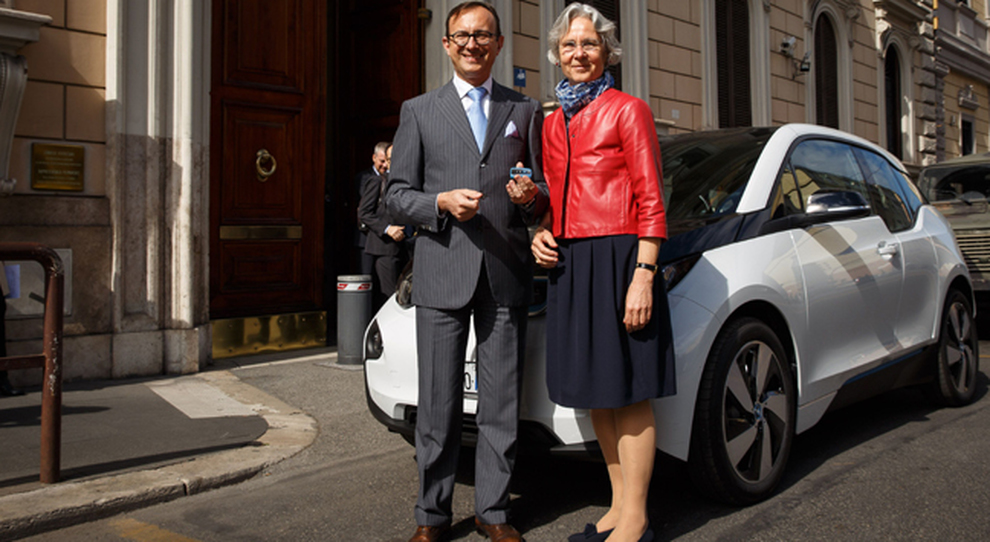 Il presidente di Bmw Italia, Sergio Solero consegnale chiavi della BMW i3 all ambasciatore tedesco in Italia Susanne Wasum-Rainer