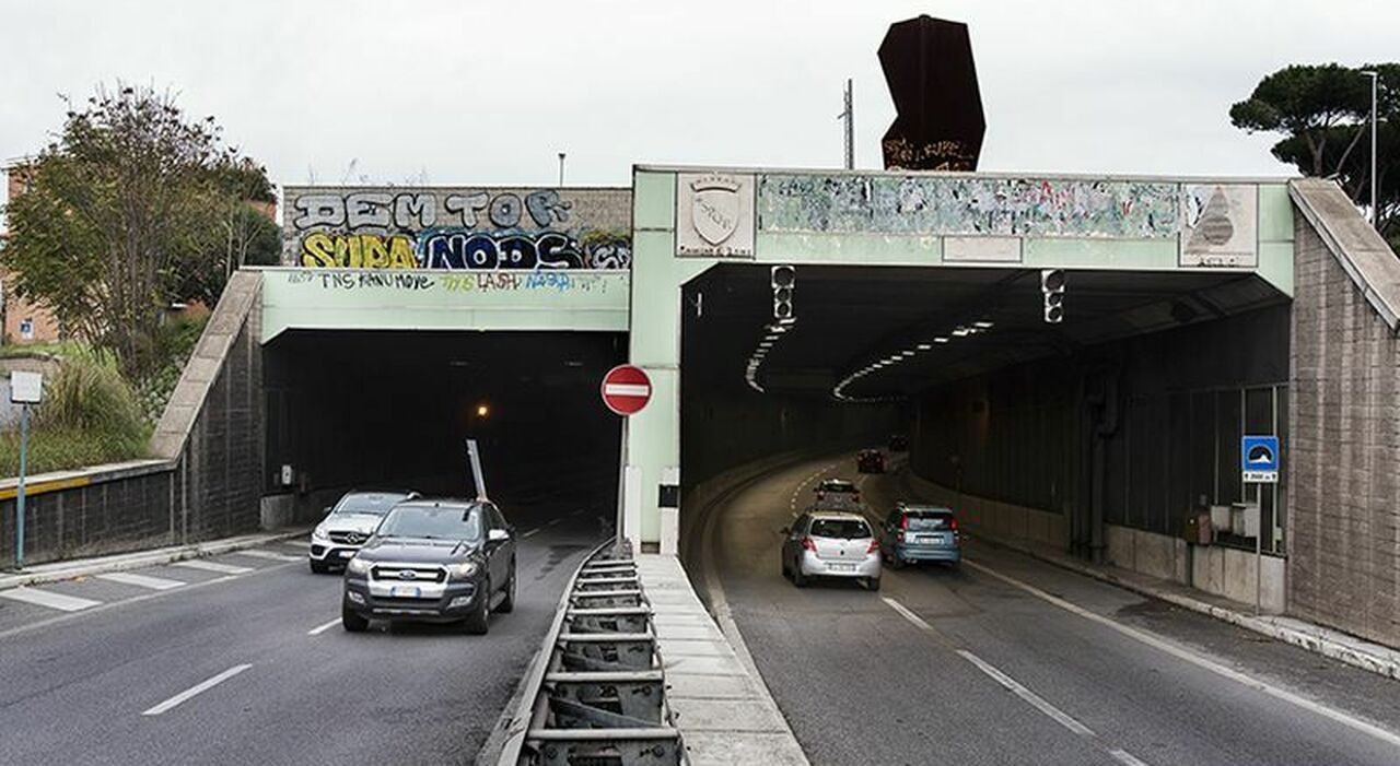 Tragico incidente: motociclista di 37 anni perde la vita, Galleria Giovanni XXIII chiusa al traffico