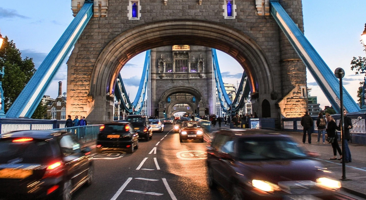 Traffico sulla Tower Bridge di Londra