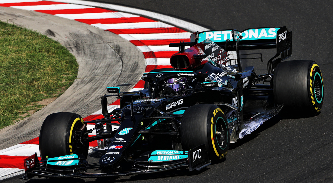 Lewis Hamilton torna in pole all'Hungaroring