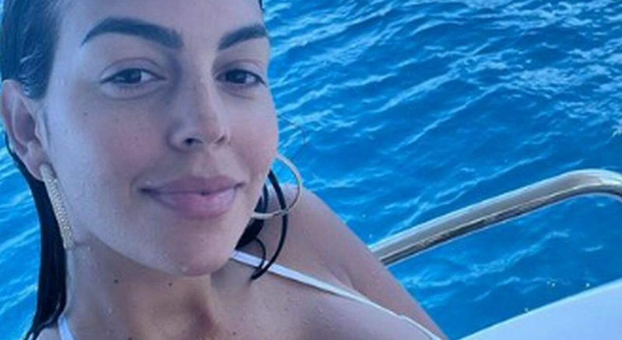 Georgina Rodriguez a spasso con i figli, il look acqua e sapone e le forme  addolcite dalla gravidanza